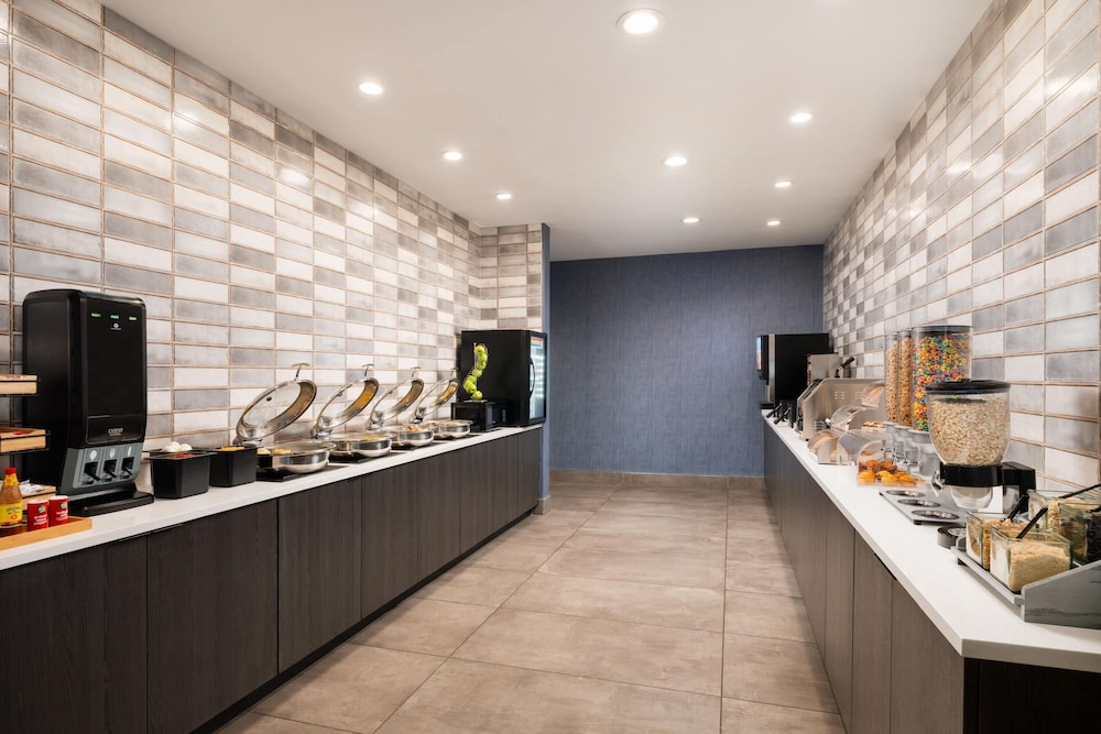 La Quinta Inn & Suites by Wyndham Chattanooga Downtown/South 15/61
