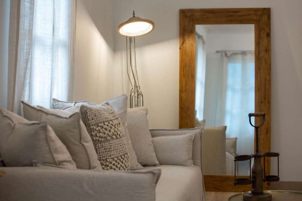 Amymone Suites 33/50