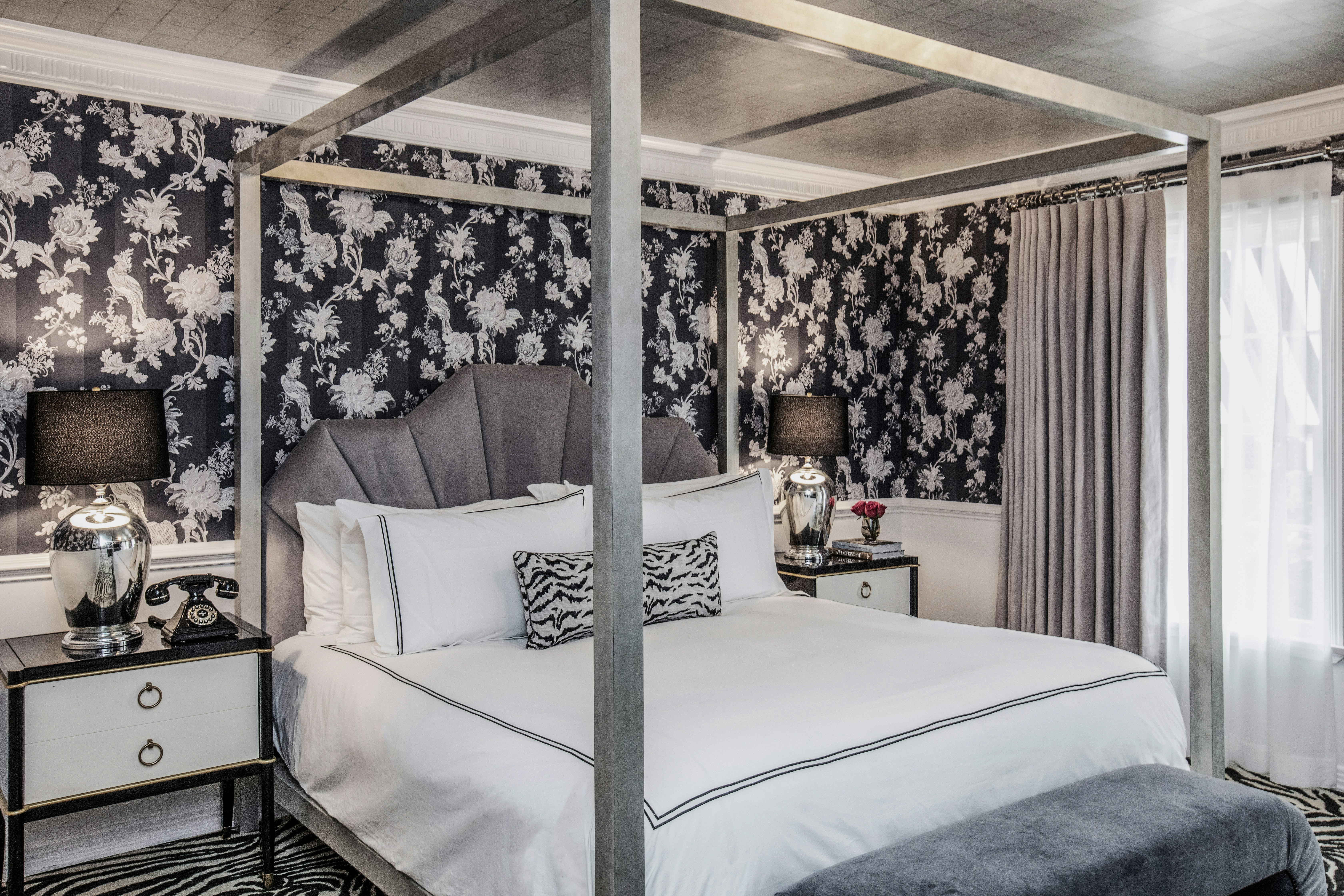 GUEST ROOM, DELUXE, KING BED