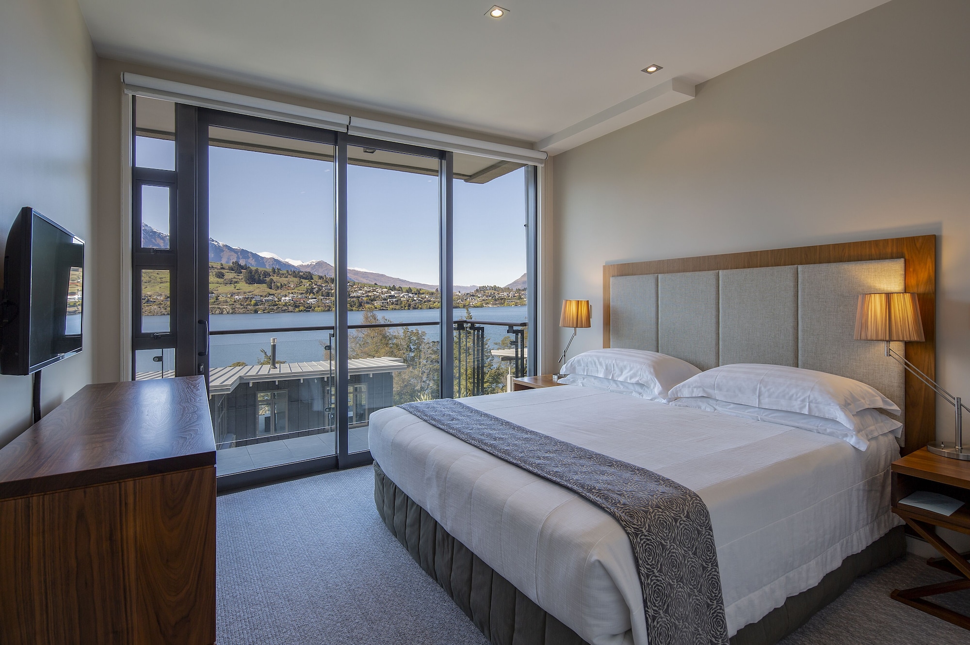 1 BEDROOM, APARTMENT, LAKE VIEW