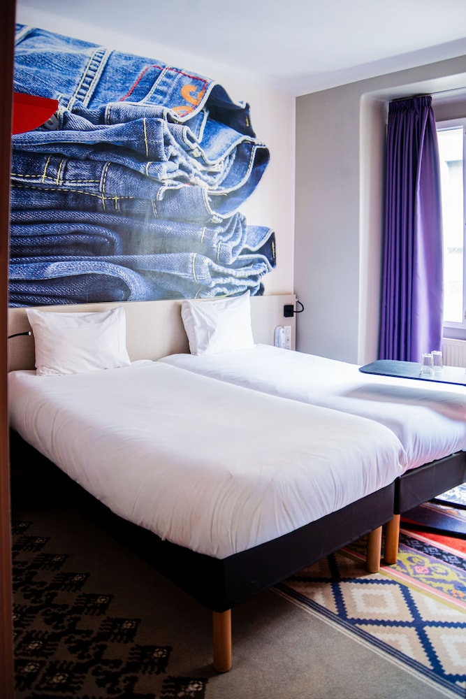 ROOM, TWIN BEDS