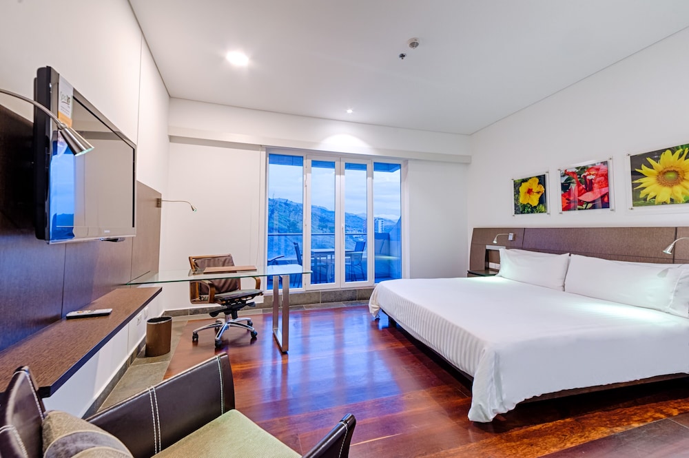 LUXURY, SUITE, KING BED, BALCONY