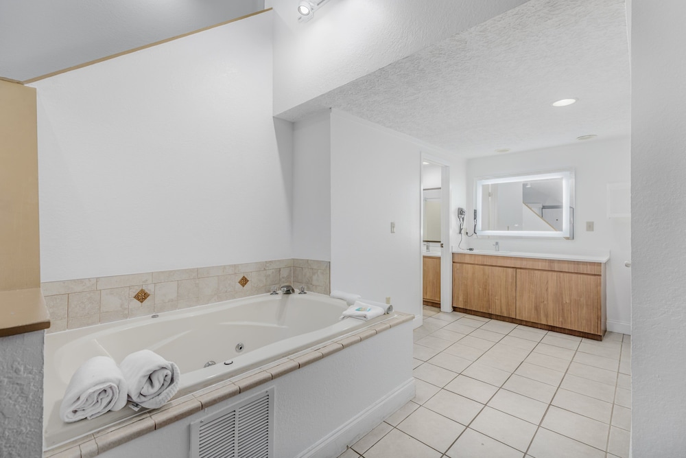 Crossroads Inn & Suites 66/68
