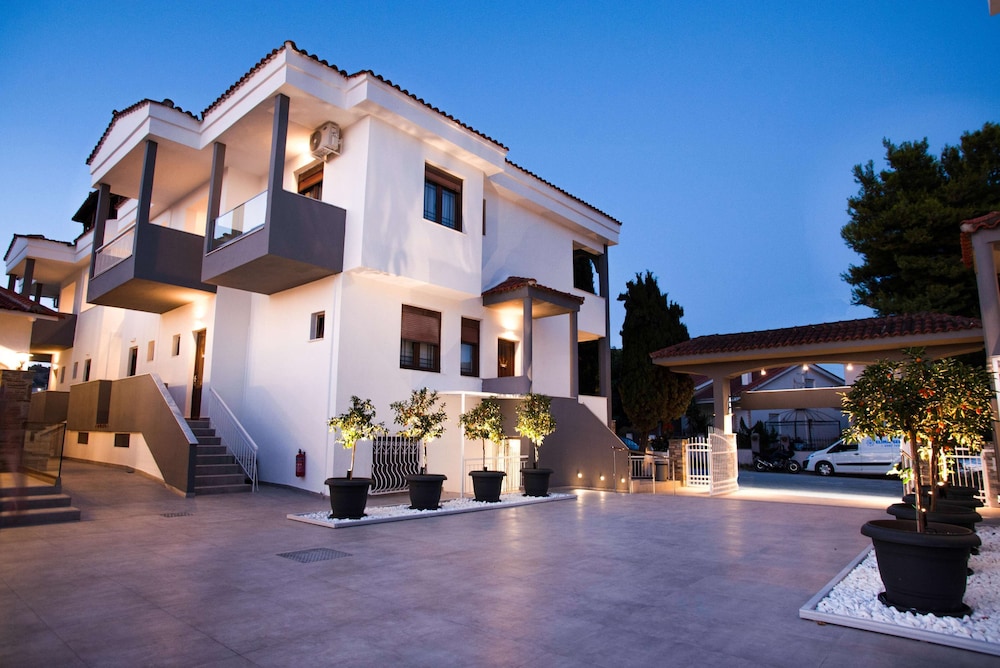 Acrotel Lily Ann Village 5/50