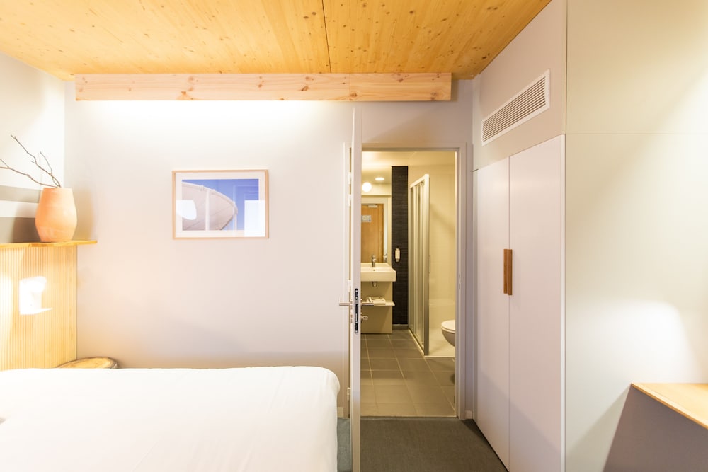 THE CAMP HOTEL AND LODGES 10/69