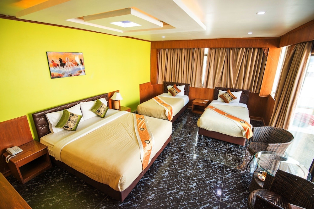 Mr.Mac's Hotel 12/50