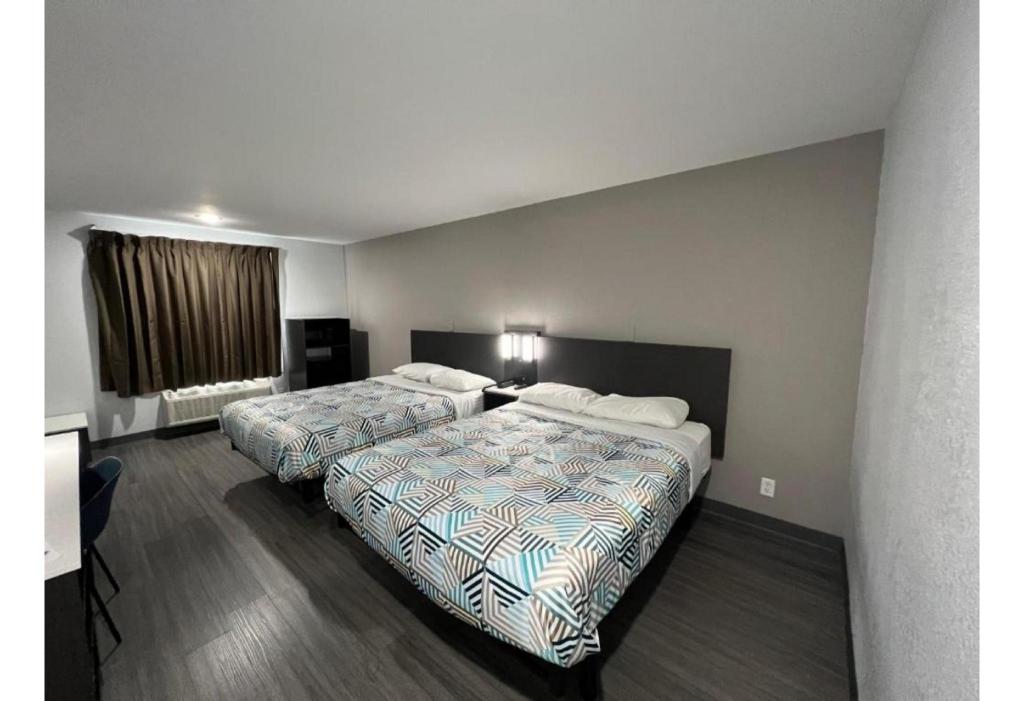 2 Queen Beds - Non-Smoking, Micfridge