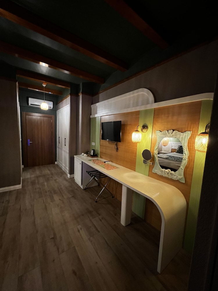 Dolphin Park Hotel 7/50