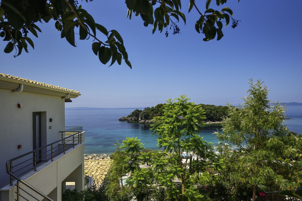 Prima Vista Beachfront Boutique Hotel 56/60