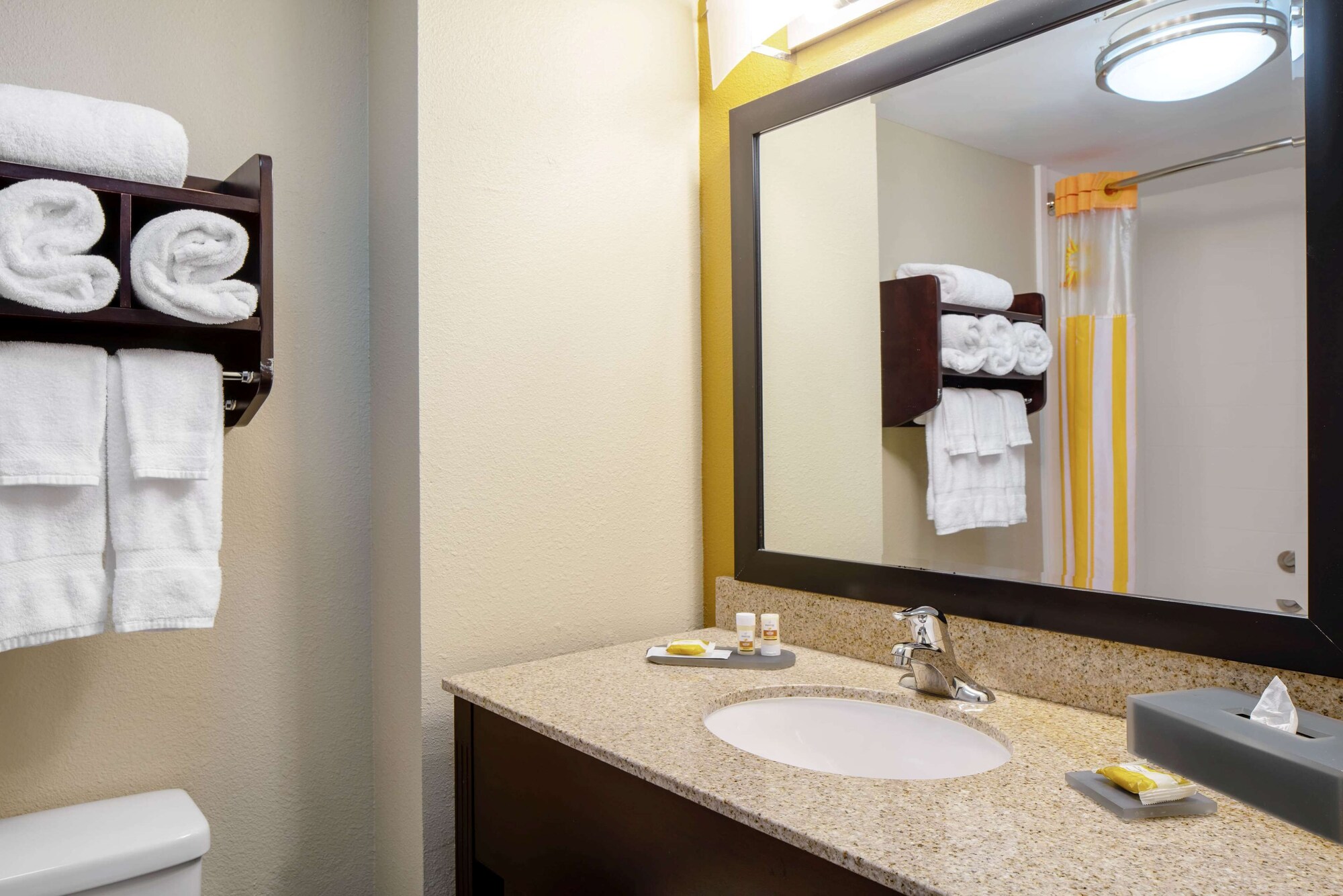 غرفة بسريرين كوين بإطلالة على البحيرة، La Quinta Inn & Suites by Wyndham Bonita Springs Naples N. 8/9