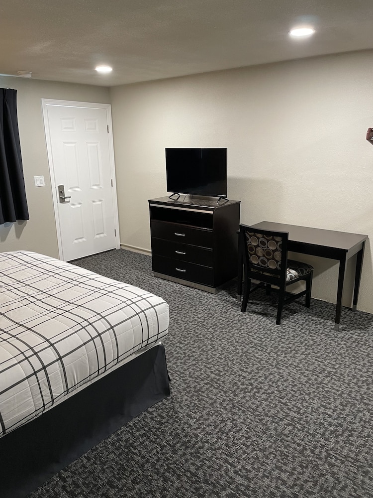 Royal Inn Eugene 21/24