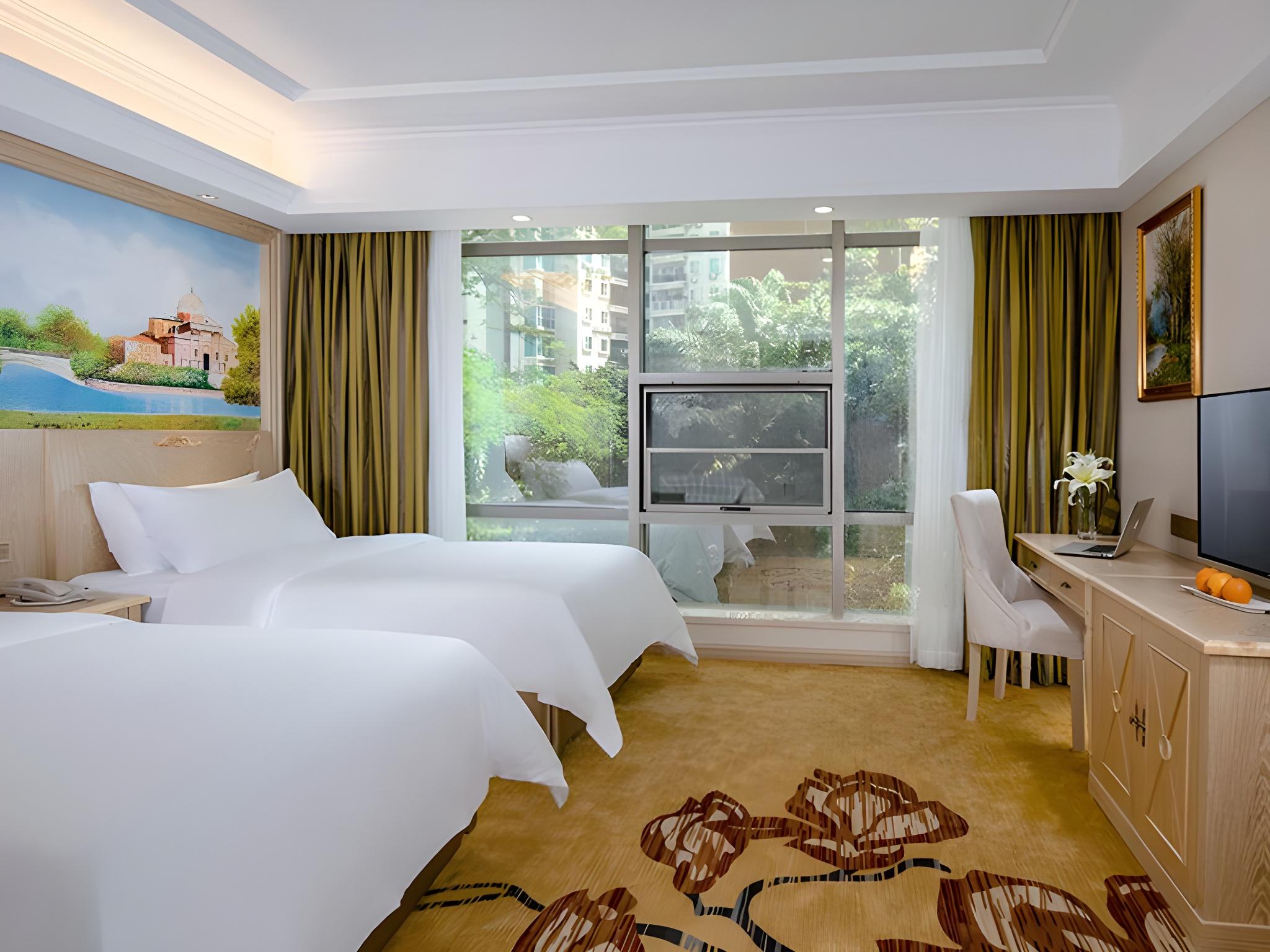 Vienna Hotel (Shenzhen Window of the World, Qiaocheng East Metro Station) 30/59