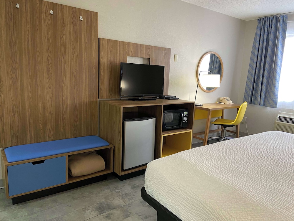 Days Inn by Wyndham Rawlins 54/64