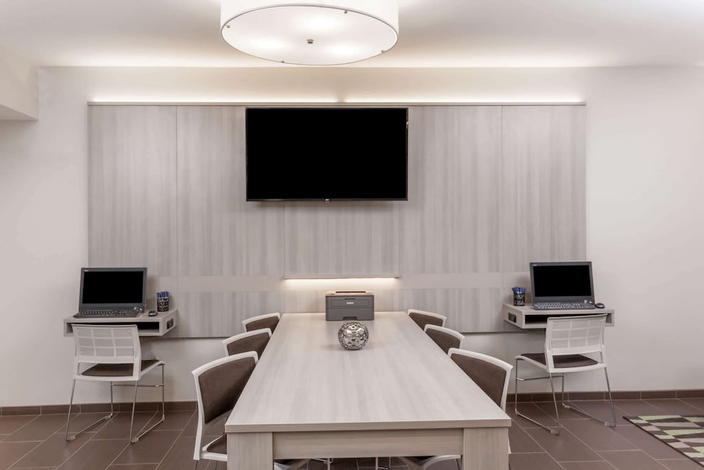 Microtel Inn And Suites By Wyndham West Fargo 25/28