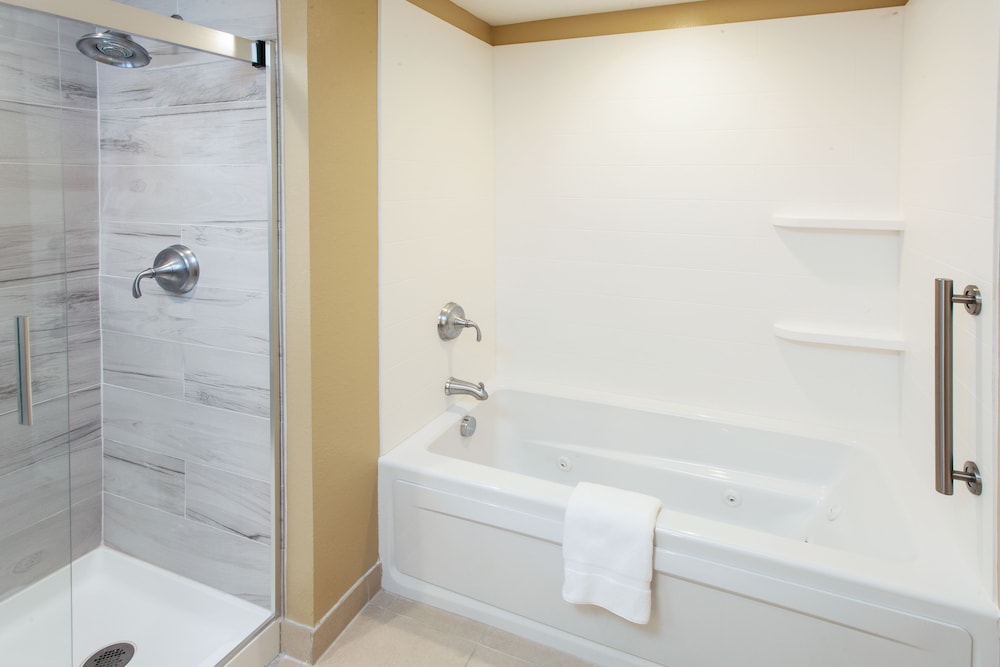 Holiday Inn Express Suites Sandusky 14/42