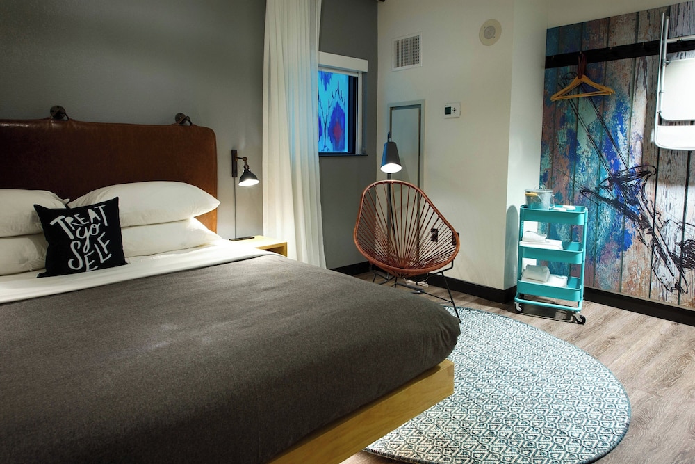 غرفة بسرير كوين بإطلالة، Moxy New Orleans Downtown French Quarter Area 3/7