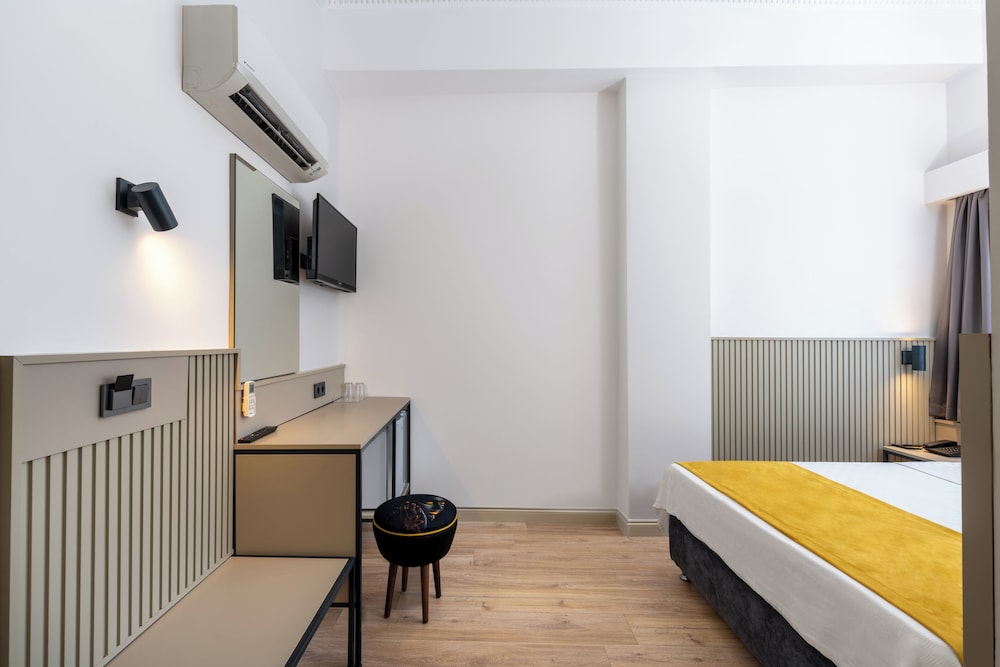 Lemon Hotel 35/50