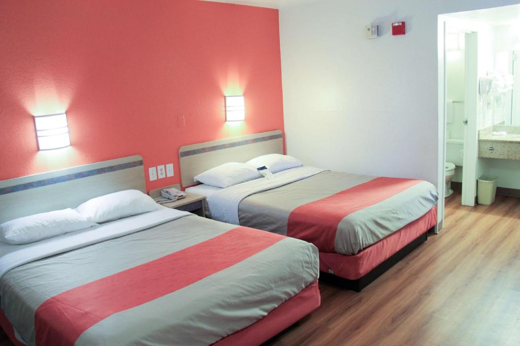 2 Full Beds - Non-Smoking