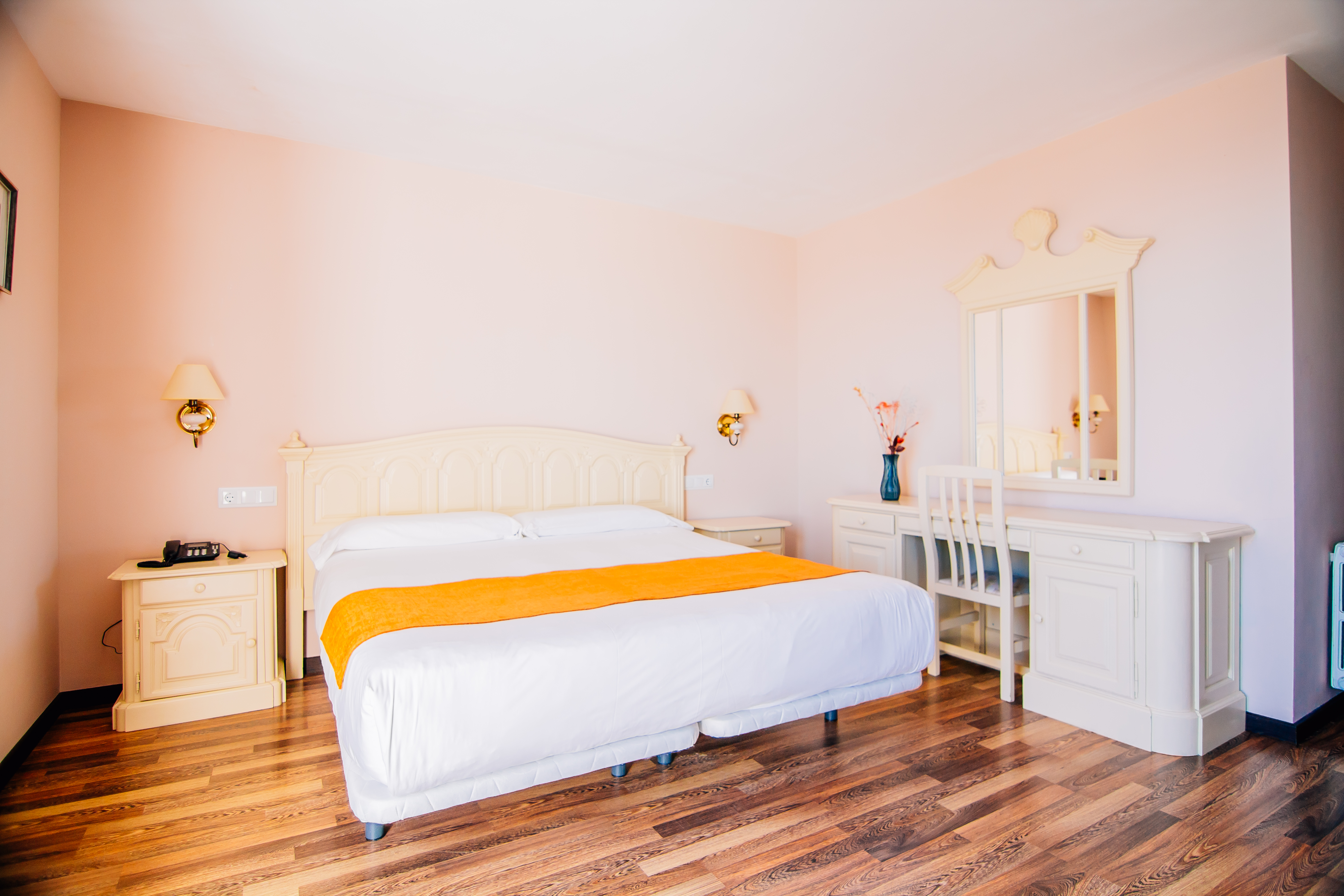 Comfort 2+1، Hotel Roger de Flor by Seleqtta 4/9