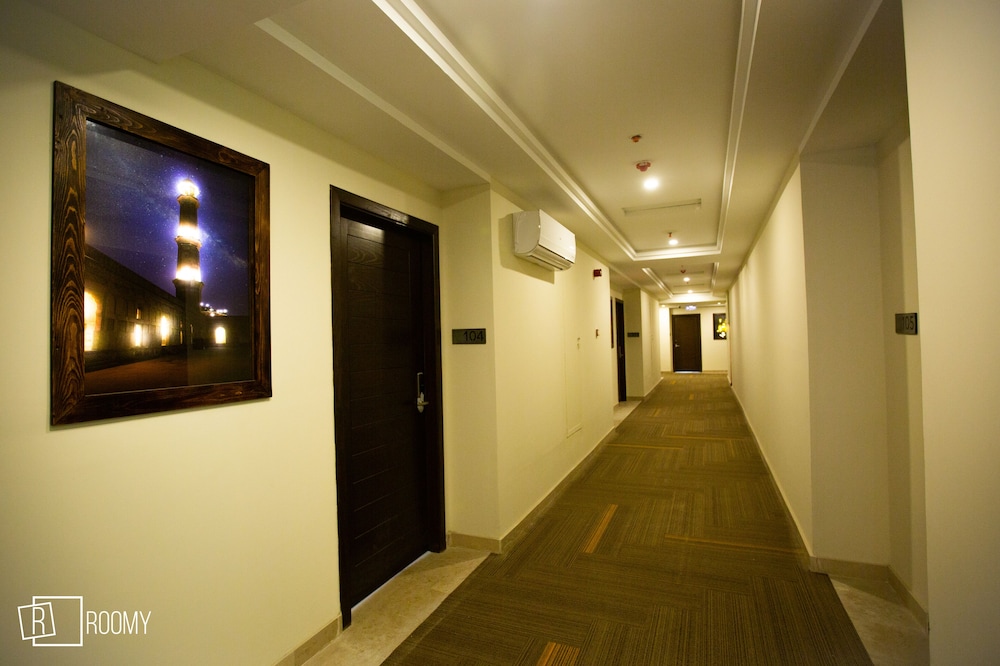 Roomy Signature Hotel 8/40