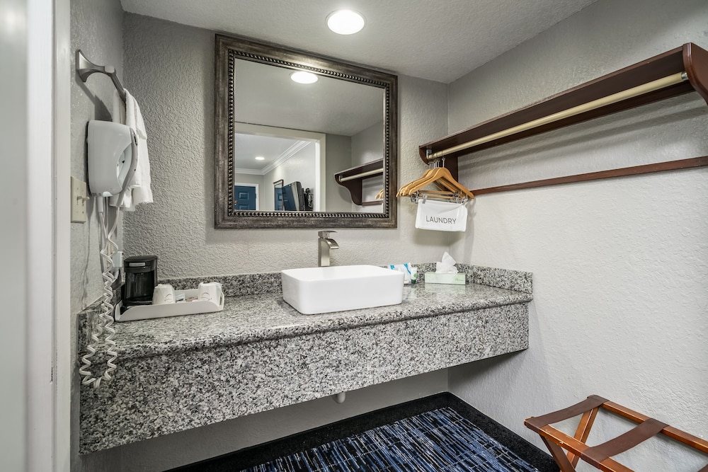 Gator Town Inn 23/25