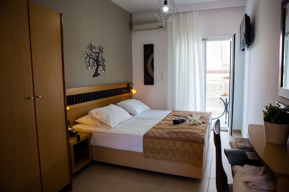SARANTIS HOTEL 8/69
