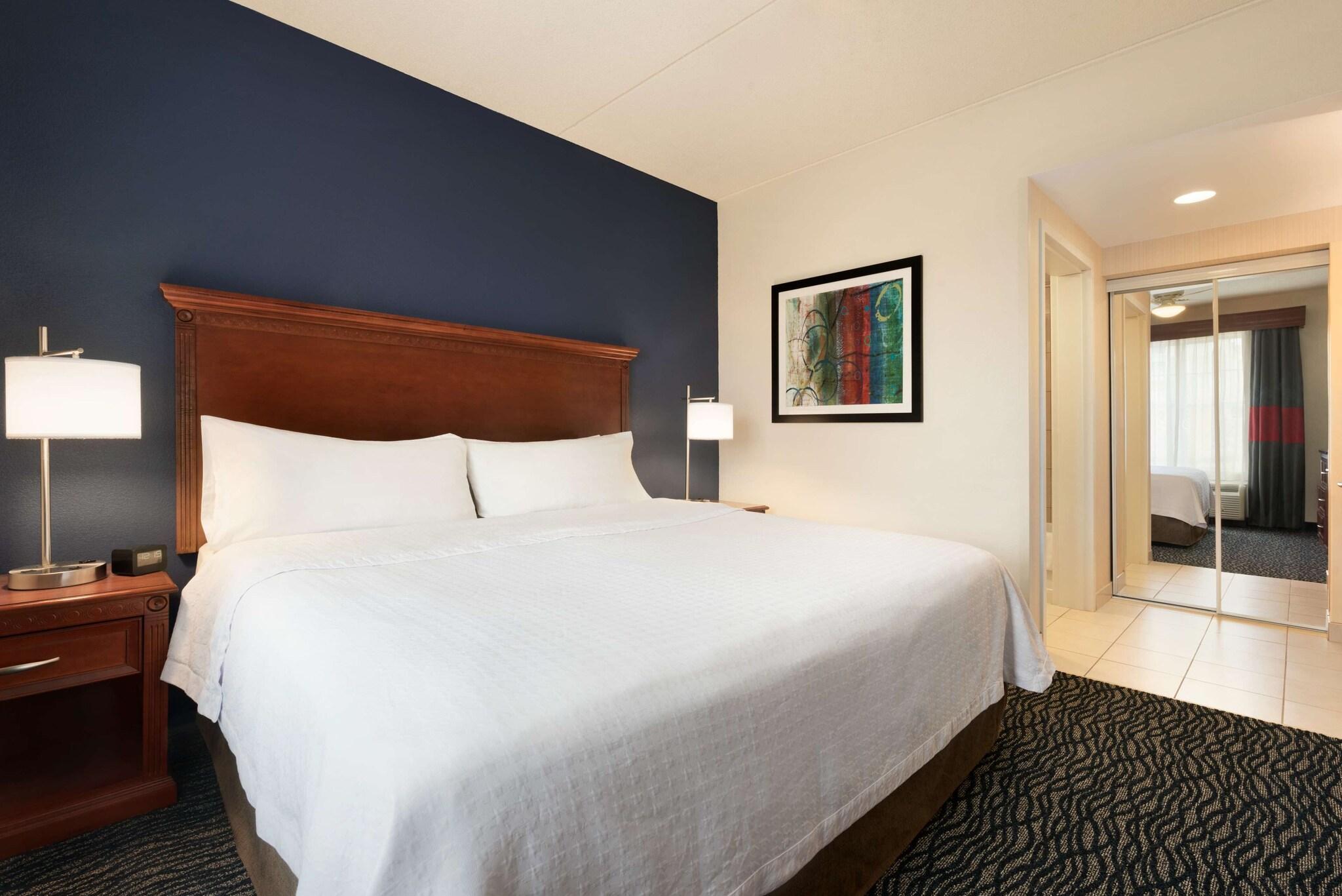 STUDIO, SUITE, KING BED