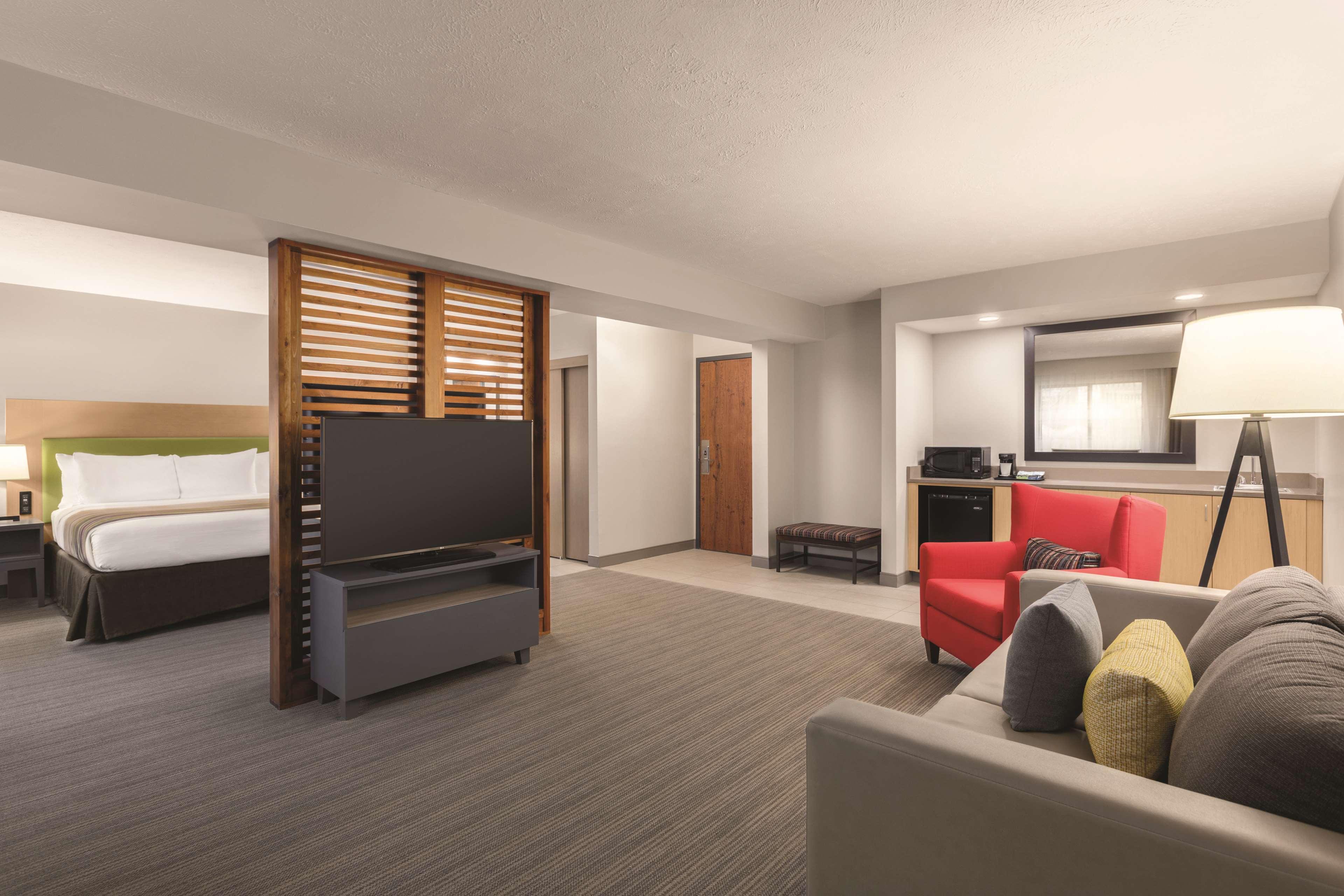 SUITE, KING BED