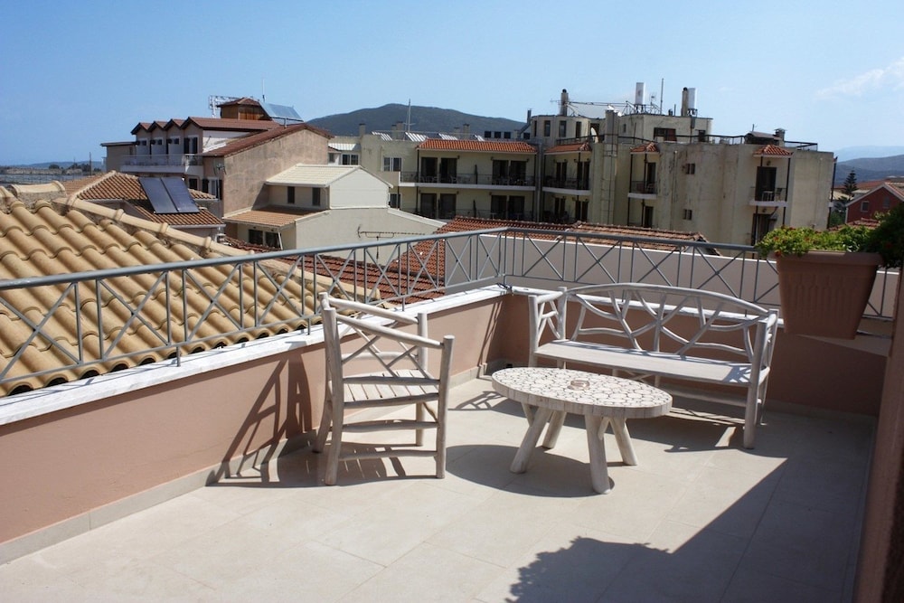Pirofani Hotel 3/50