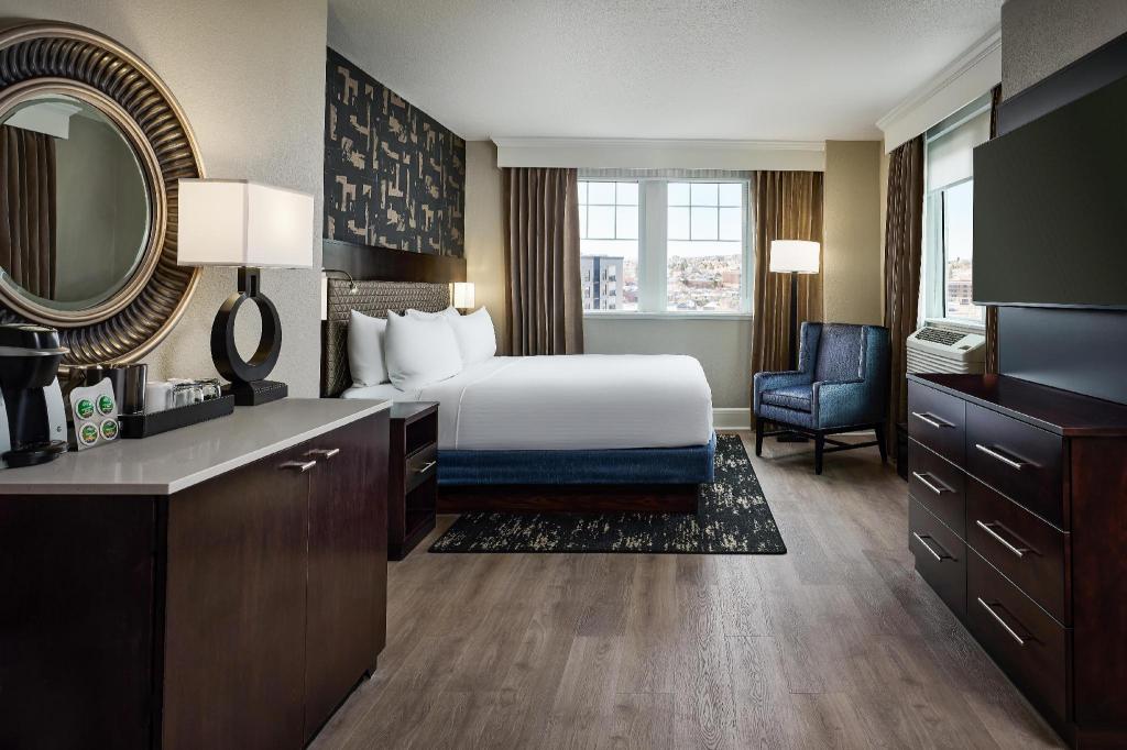 Junior Suite, King Bed, Sofa, Accessible