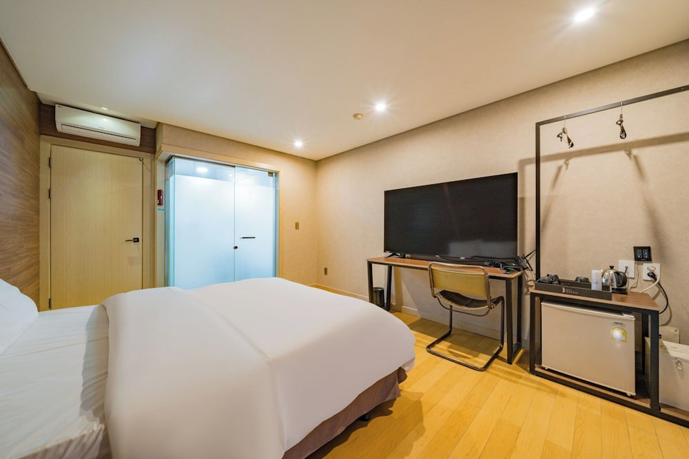 STANDARD, QUEEN BED