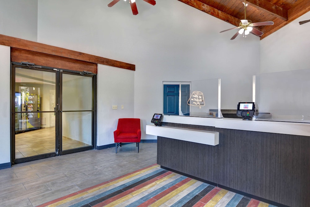 Lobby at Studio 6 Extended Stay - Jacksonville, FL - Baymeadows, JACKSONVILLE - FL