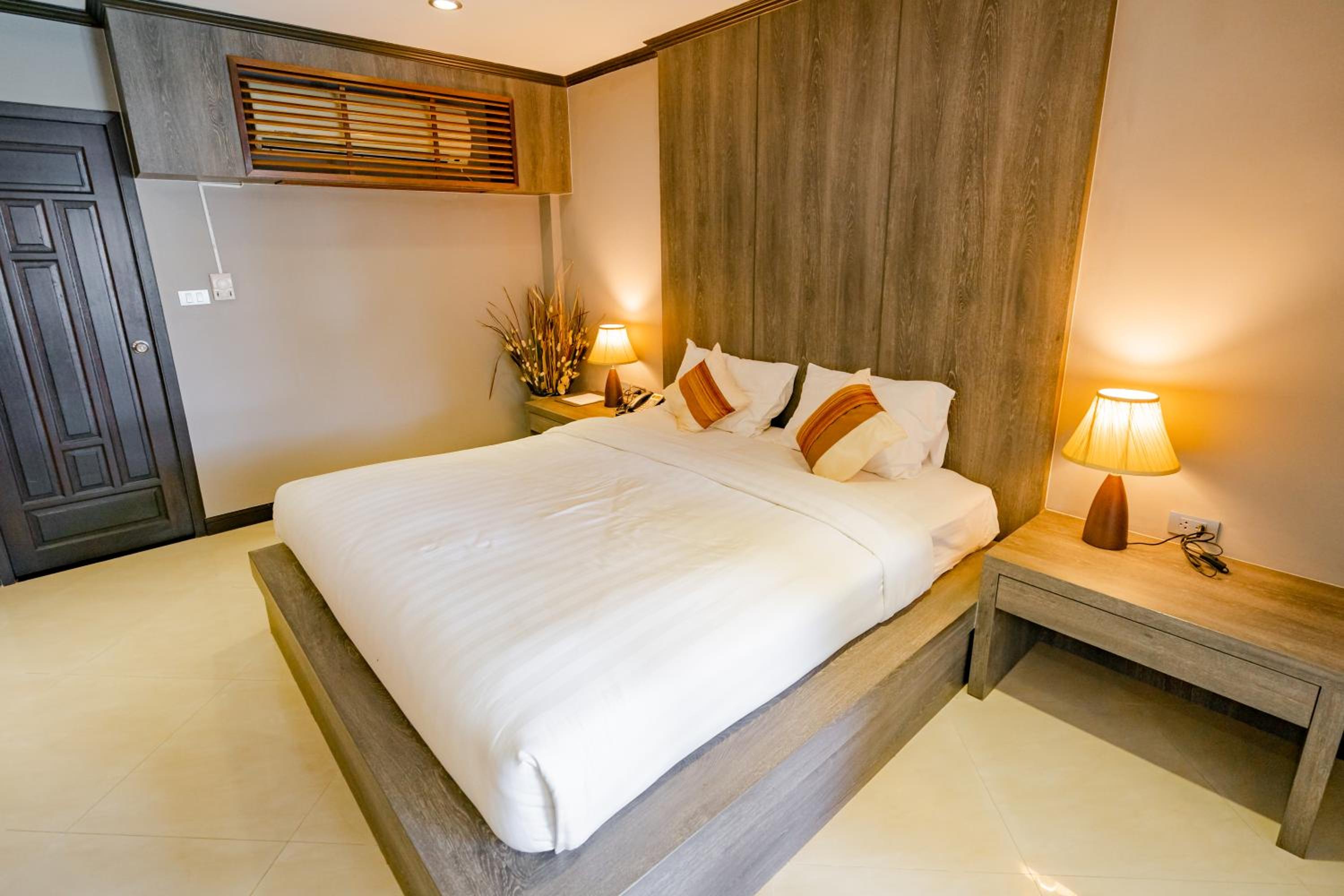 Deluxe, Queen Bed, Pool Access