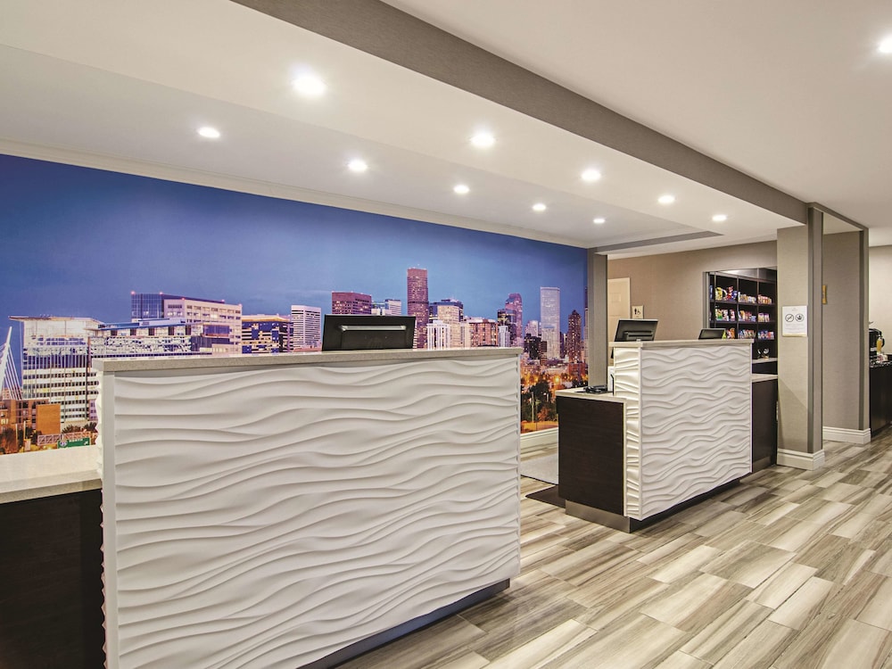 La Quinta Inn & Suites by Wyndham Denver Airport DIA 7/43