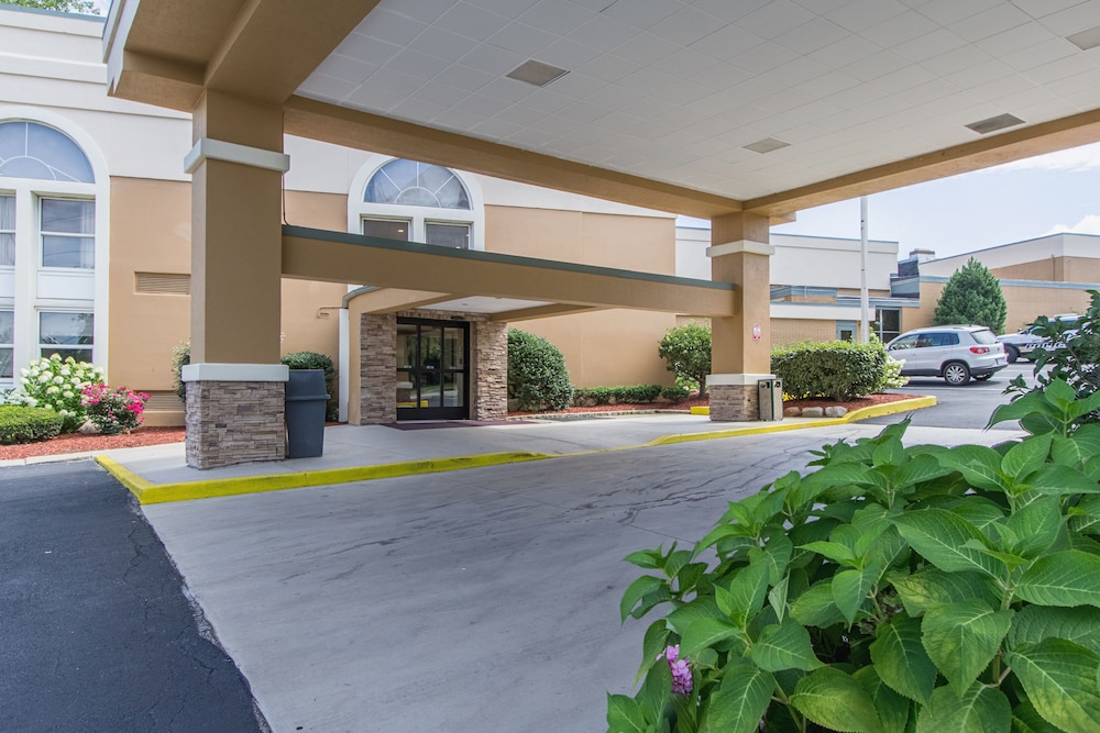 Lobby at OYO Greenridge Hotel, WICKLIFFE - OH