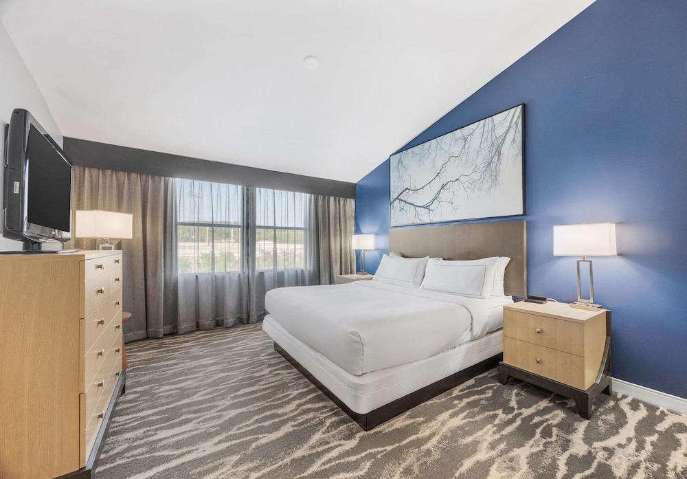 Suite, King Bed, Courtyard Area