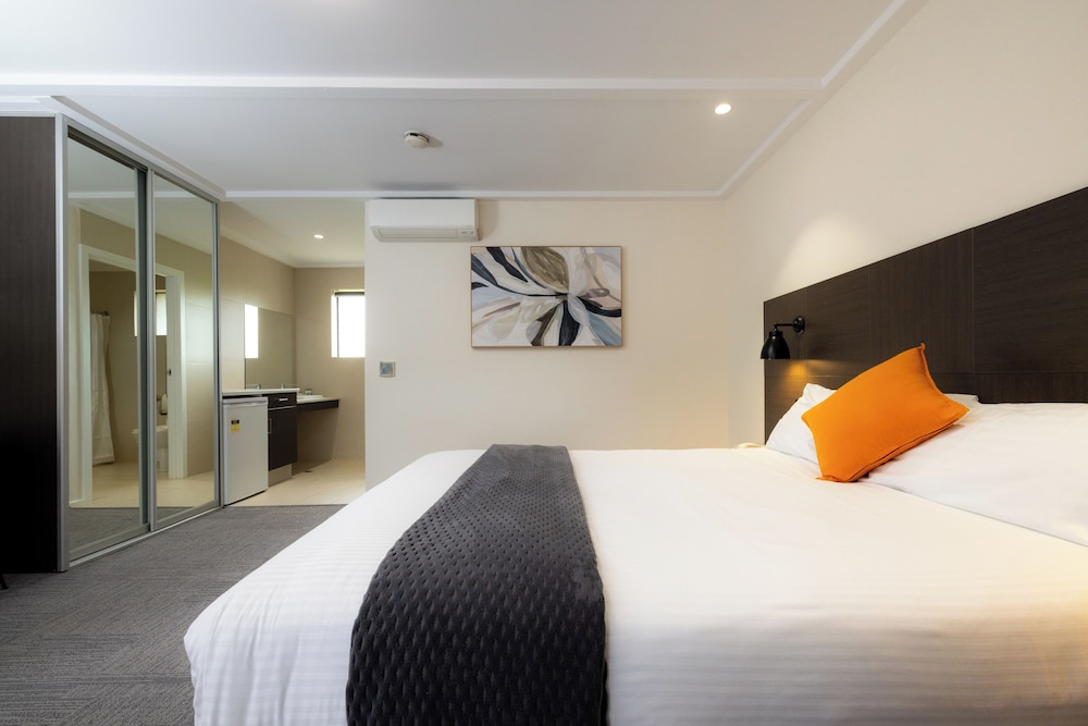 PREMIER, QUEEN BED, ACCESSIBLE