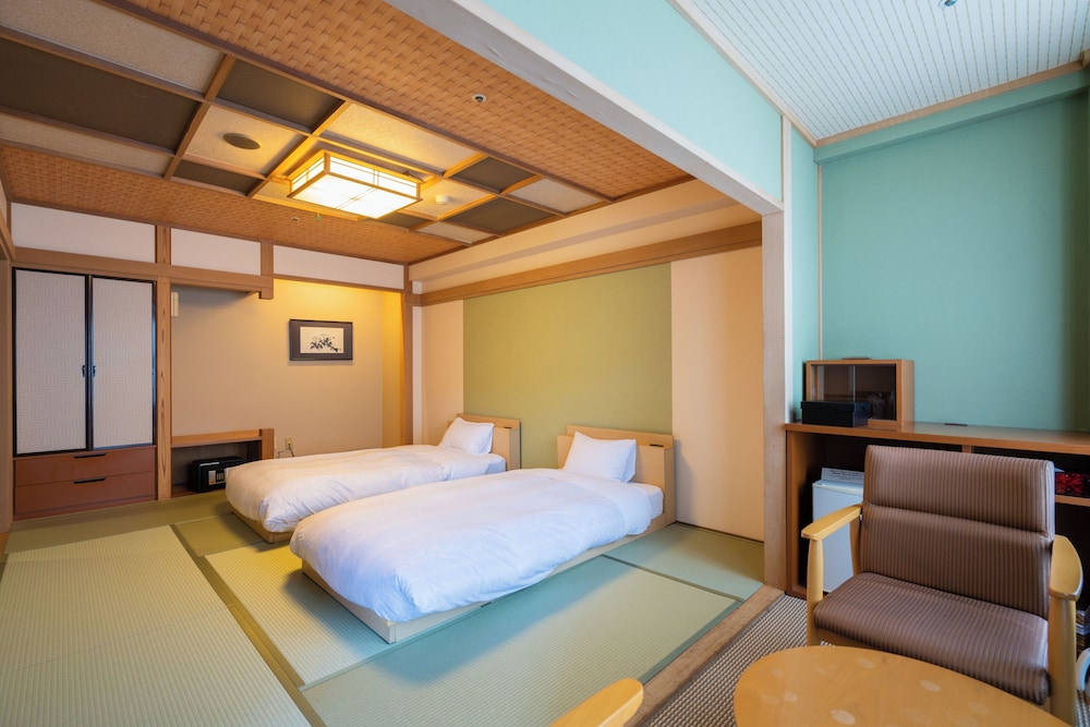 2 BEDROOMS, BASIC, TWIN BEDS