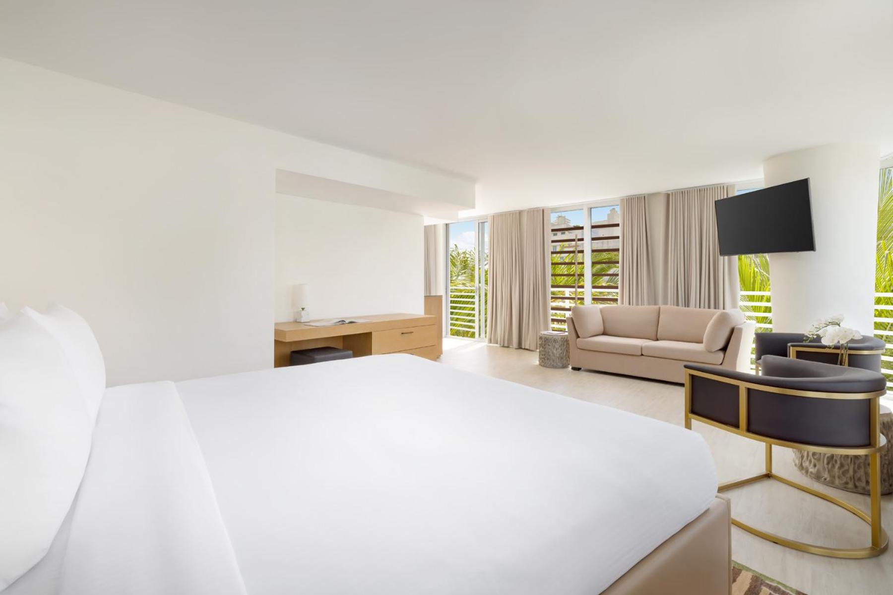 Junior Suite, King Bed, French Balcony