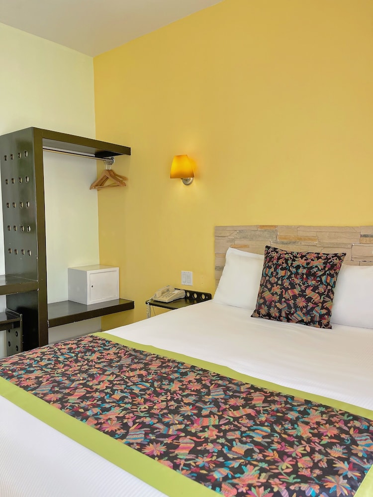Seven Crown Express & Suites by Kavia 23/50