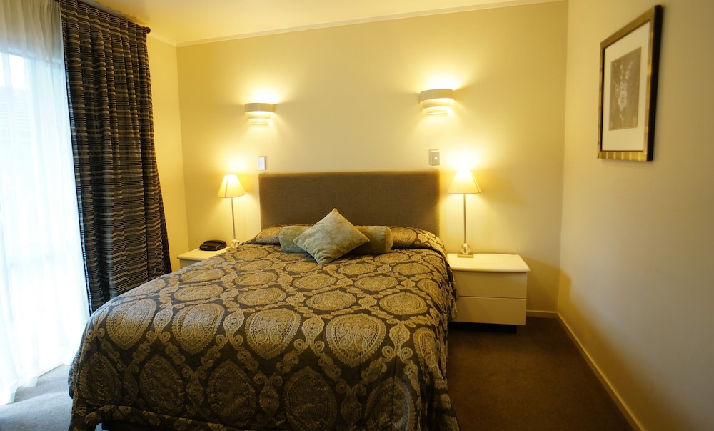 Cornwall Park Motor Inn 12/47