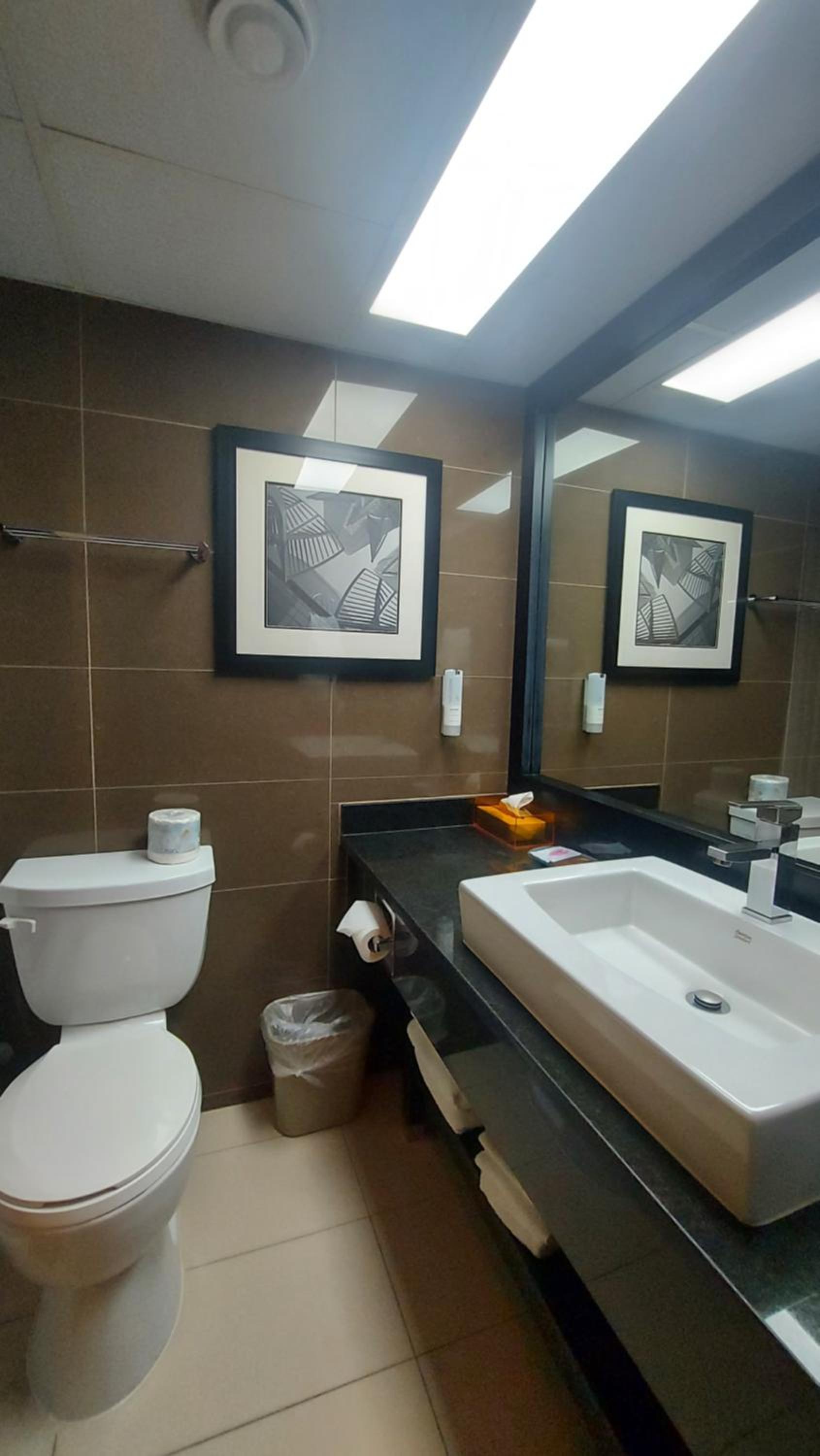 غرفة بسرير كوين يُسمح فيها بالحيوانات الأليفة، Village Park Inn Calgary 7/7