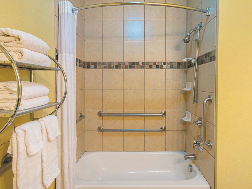 La Quinta Inn & Suites by Wyndham Ft. Worth - Forest Hill TX 17/49