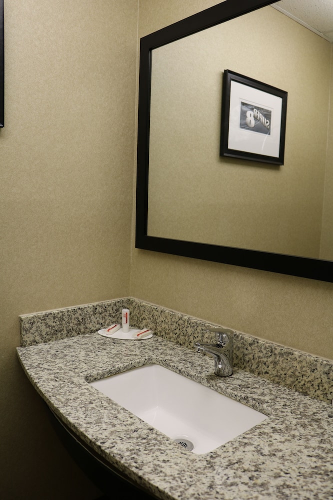 Super 8 by Wyndham Plattsburgh 14/38