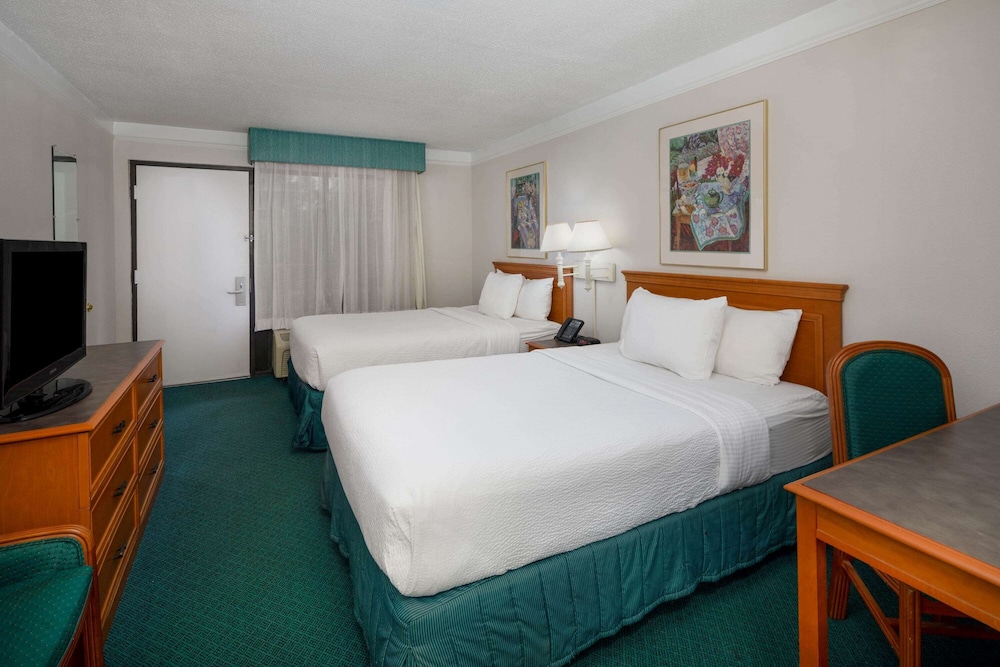 Super 8 by Wyndham Savannah 25/51