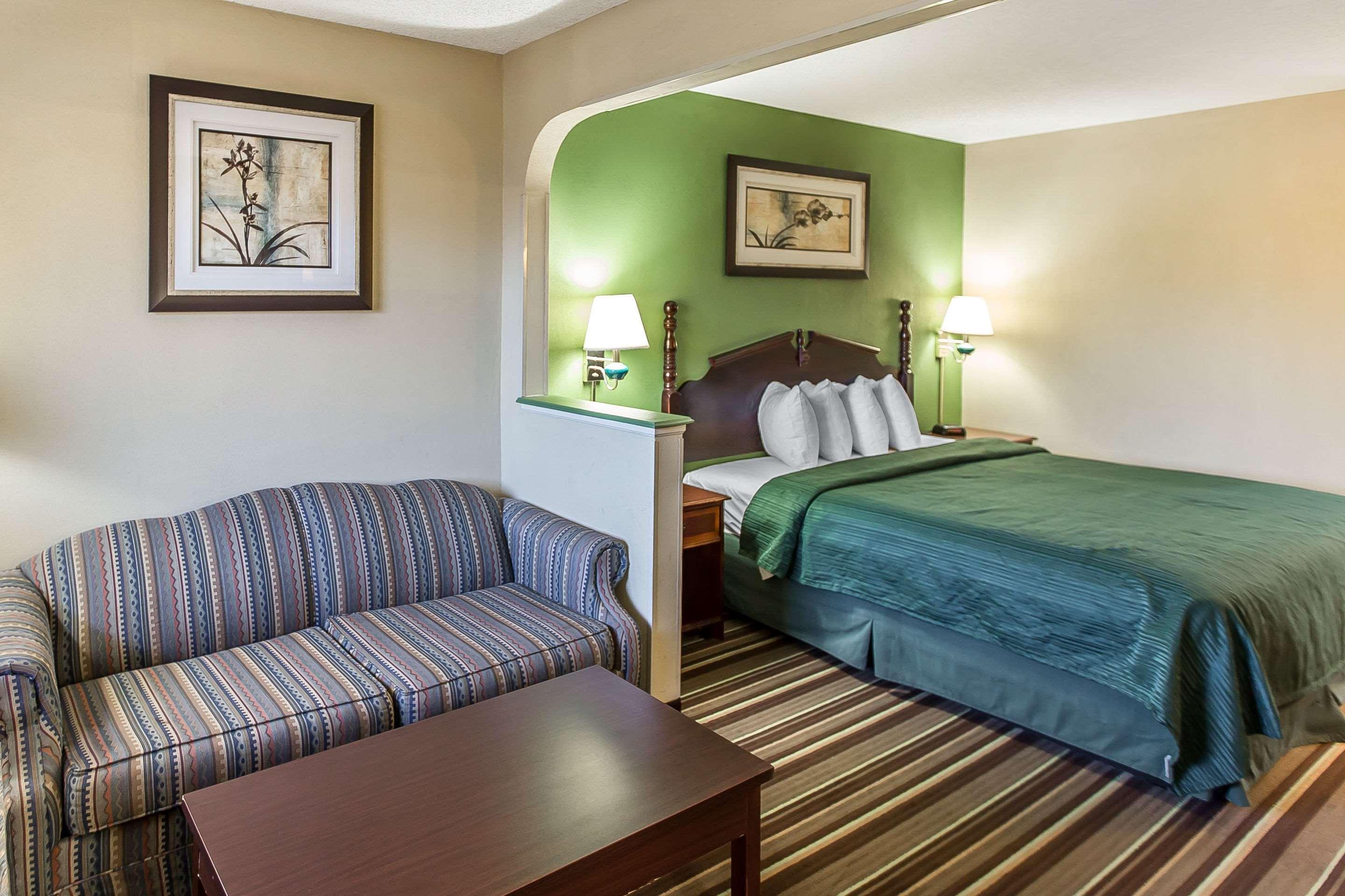 SUITE, KING BED