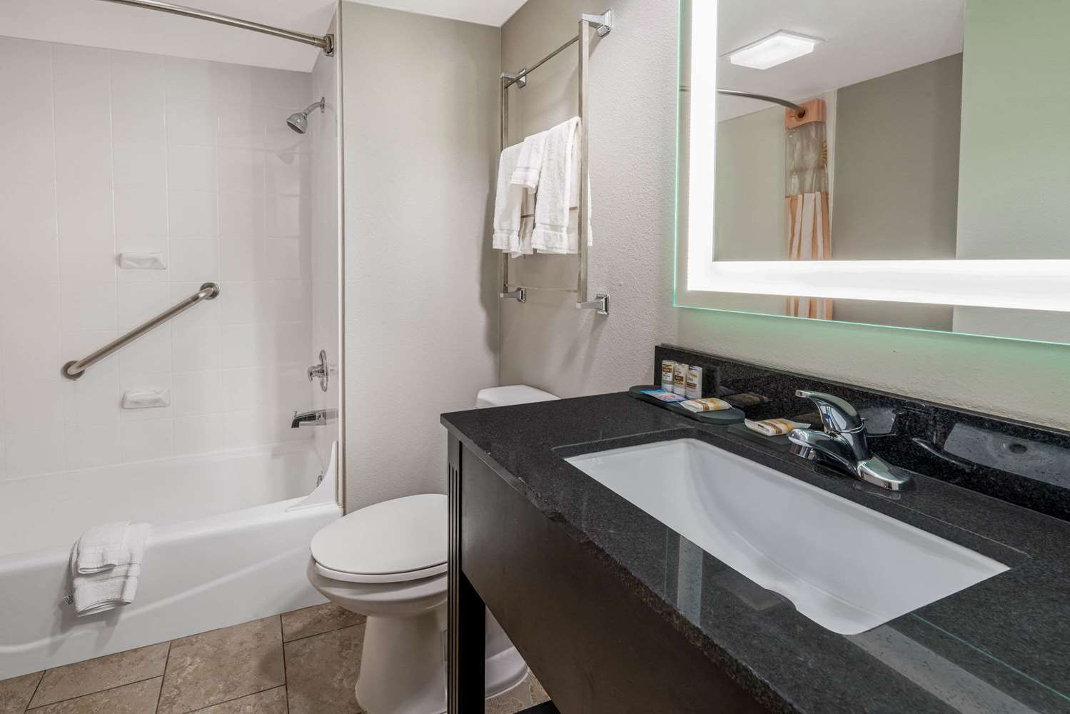 La Quinta Inn & Suites by Wyndham Dallas I-35 Walnut Hill Ln 44/46