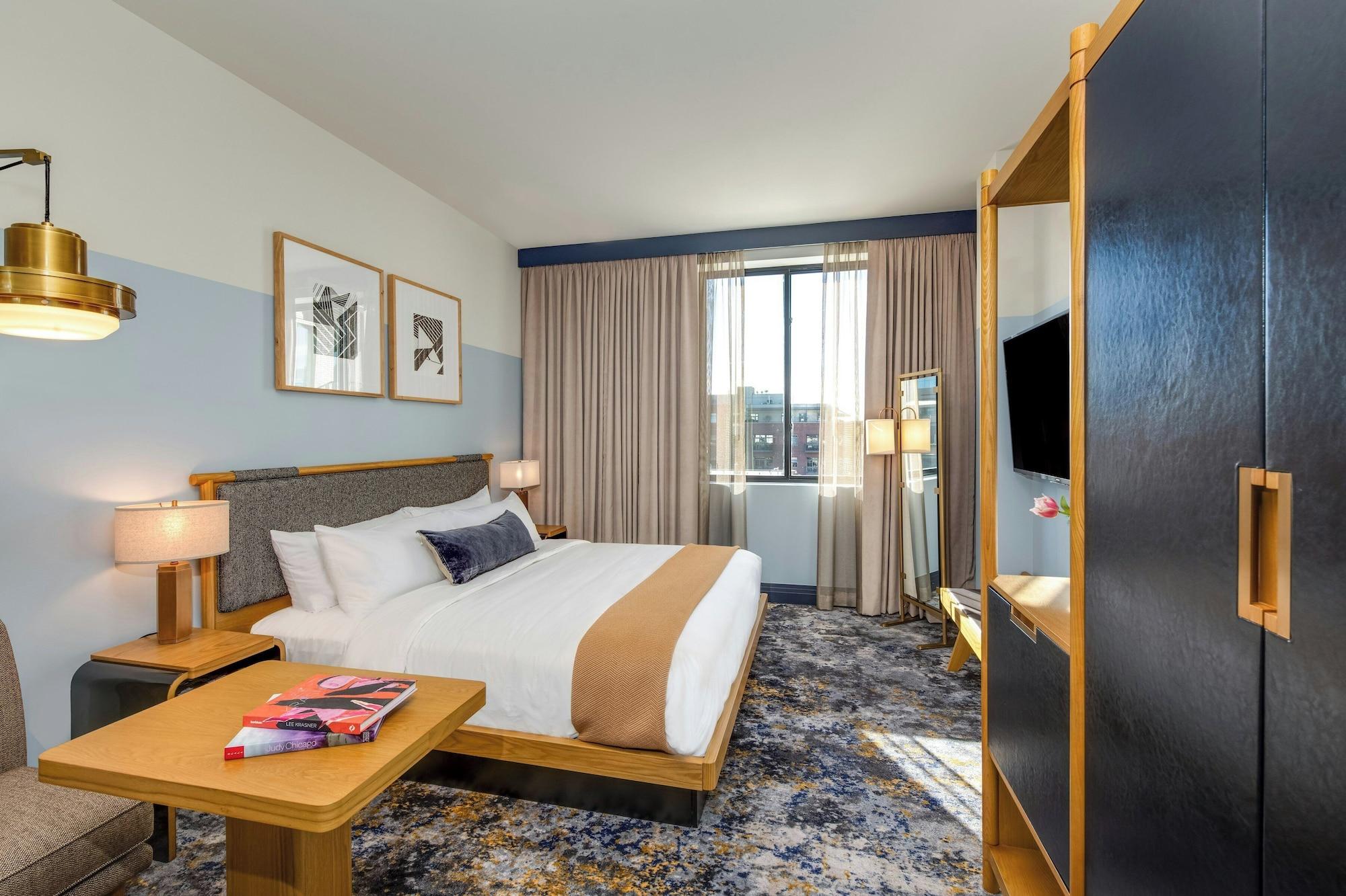 غرفة بسرير كينج