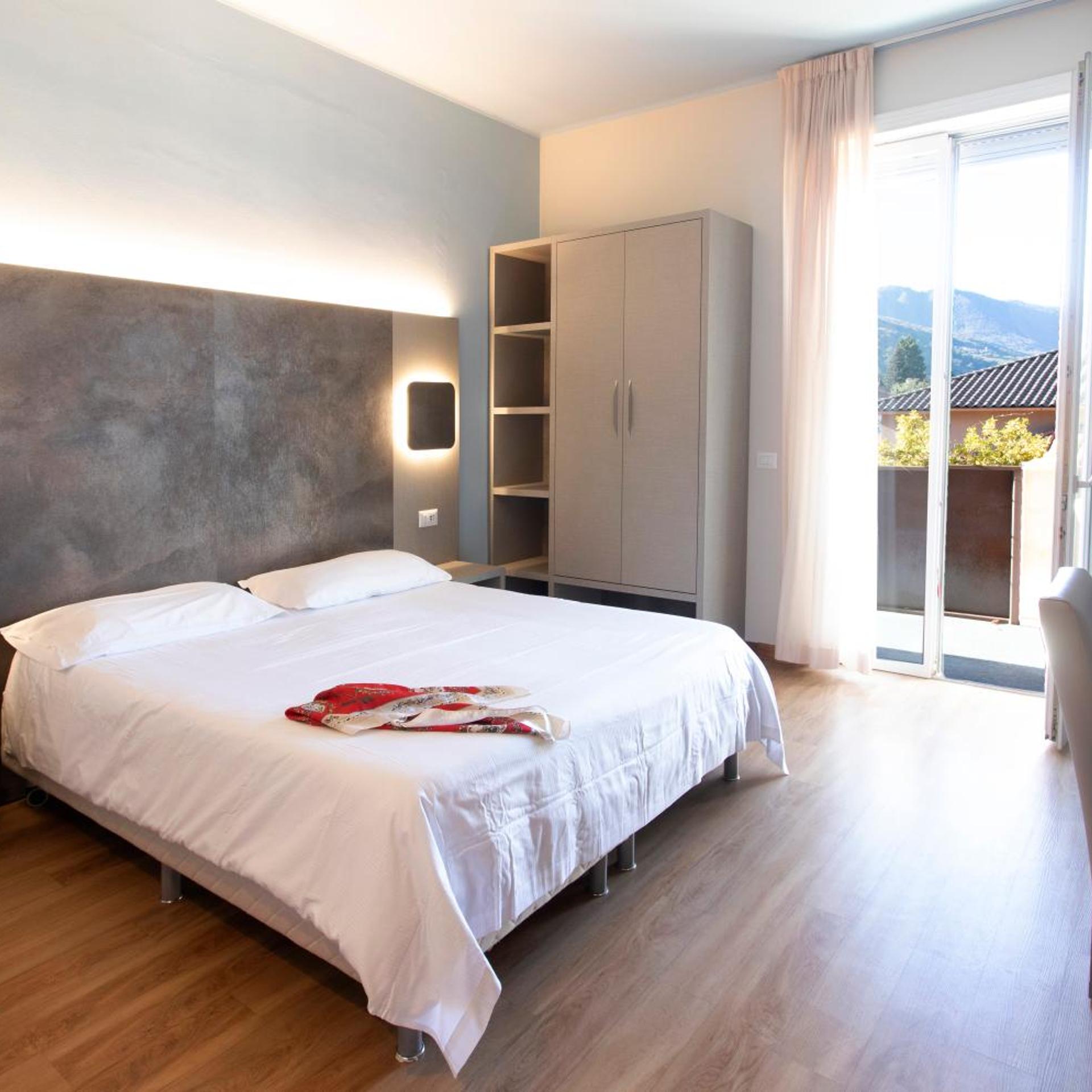 ROOM, DOUBLE BED