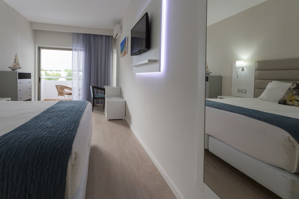 Carvi Beach Hotel 16/78